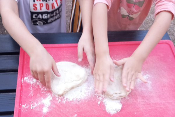 Pizzabacken mit Kindergartenkindern im Anker